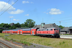 DB 218 329-1 med dobbeltdækkerstamme. Søndag 18. juni 2017, Flensburg Hbf.