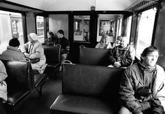 Interiør og passagerer i veteran S-toget MM 718+MM 732. Mandag 18. april 1994, mellem Hillerød og Lyngby