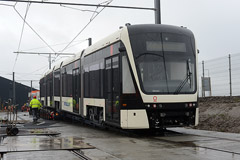 Første Letbane togsæt triller ganske langsomt ned af rampe fra blokvogn. Torsdag 20. februar 2020, CMC Hjallese