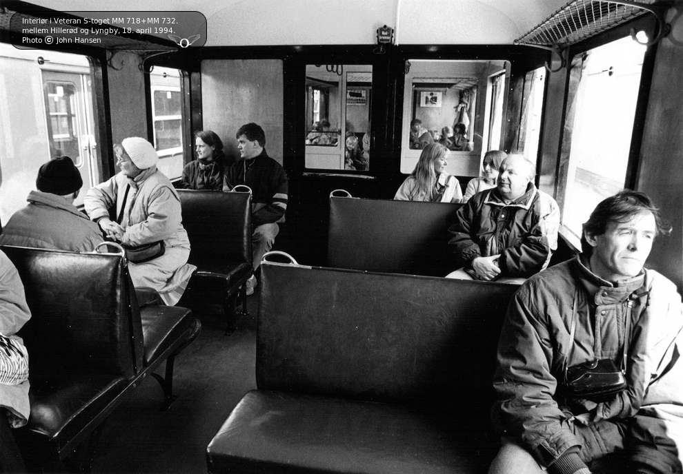 Interiør og passagerer i veteran S-toget MM 718+MM 732