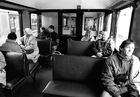 Interiør og passagerer i veteran S-toget MM 718+MM 732