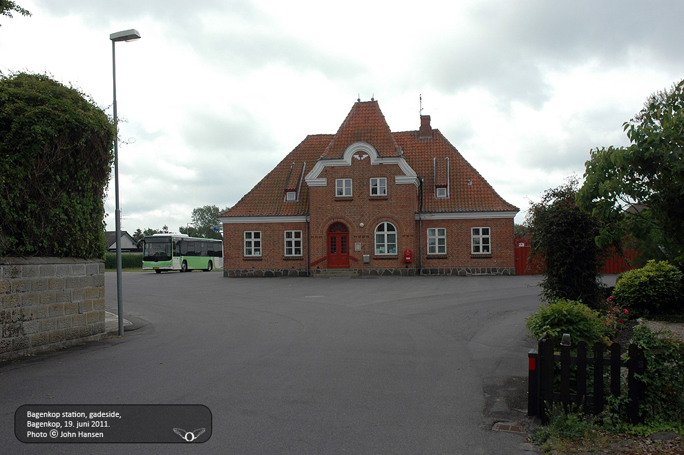 Bagenkop station gadeside set lidt på afstand ad Stationsvej.