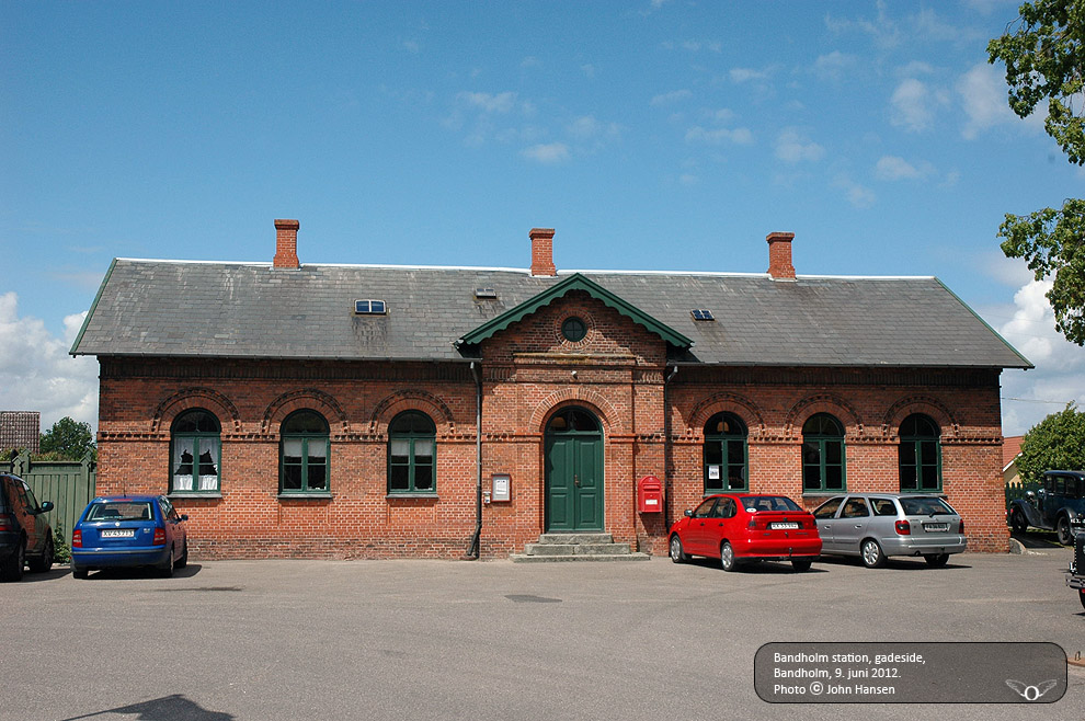 Bandholm station, gadeside