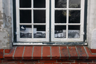 Ældre billeder af Herfølge station i vindue.