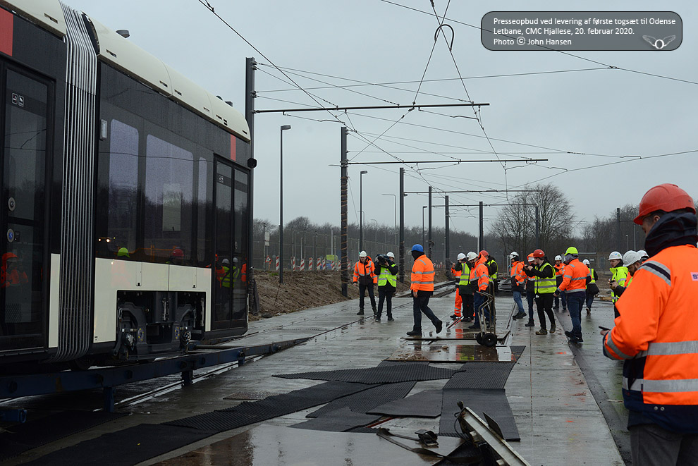 Første togsæt til Odense Letbane triller ned af rampe