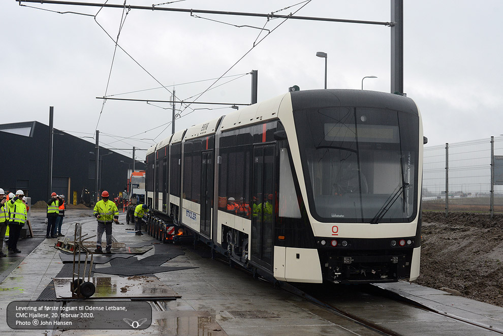 Første togsæt til Odense Letbane på vej ned af rampe