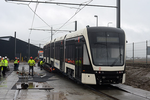 Første togsæt til Odense Letbane på vej ned af rampe