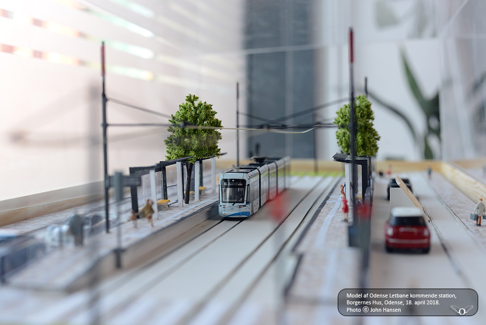 Letbanevogn og trafik på model af station på Odense Letbane