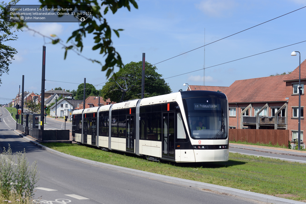 Odense Letbane 14-1 har netop forladt Østerbæksvej letbanestation
