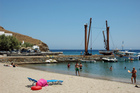 Strand og mole på havnen i Moutsouna. 